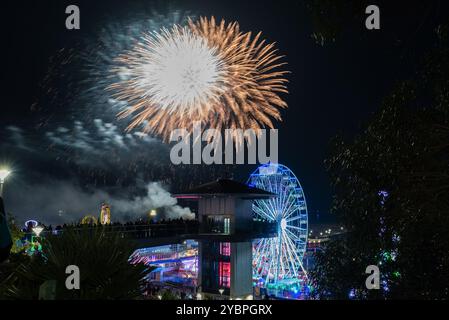 Southend on Sea, Essex, Regno Unito. 19 ottobre 2024. I fuochi d'artificio a Southend si svolgeranno ogni sabato sera fino al 16 novembre con i fuochi d'artificio lanciati da una chiatta sul litorale dell'estuario vicino al molo. L'evento è organizzato dalla Southend Seaside Partnership e dalla Southend BID e mira ad attirare i visitatori verso le attrazioni sul lungomare e a stimolare l'economia notturna Foto Stock