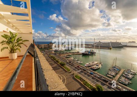 Civitavecchia paesaggio panoramico aereo del porto di Civitavecchia, il porto delle navi da crociera per Roma, con barche e forte romano Michelangelo in Italia. Foto Stock
