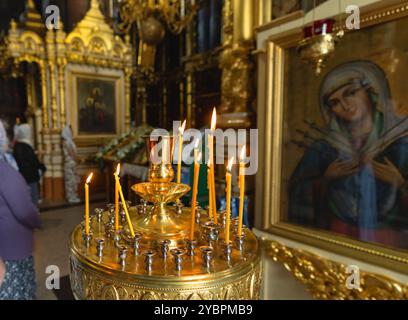 Accese le candele durante una messa in chiesa nella Chiesa ortodossa russa Foto Stock