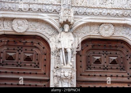 Portale della chiesa del monastero di Jeronimos di Santa Maria di Belém a Lisbona, Portogallo, un capolavoro architettonico manuelino Foto Stock