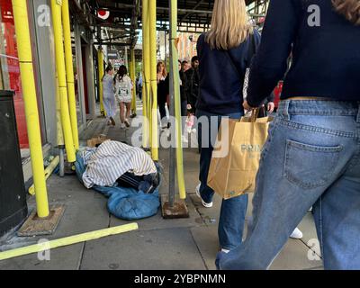 Senzatetto che dorme ruvido a Oxford Street, Londra, Regno Unito Foto Stock