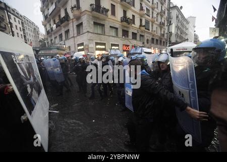 Notizie - Italia: Napoli, manifestanti anti anti-G7 scontri tra manifestanti anti anti-G7 e forze di polizia in occasione della riunione dei Ministri della difesa del G7 a Napoli, 19 ottobre 2024. Napoli Napoli Italia Copyright: XAntonioxBalascox/xLiveMediax LPN 1564157 Foto Stock
