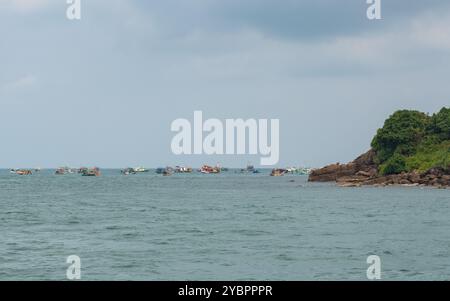 Molte colorate barche da pesca al largo della costa dell'isola di Phu Quoc in Vietnam Foto Stock