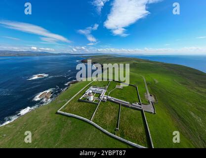 Faro di Saint johns Point a Killybegs, Irlanda, avverte le navi di prestare attenzione alle rocce di un drone UAV Foto Stock