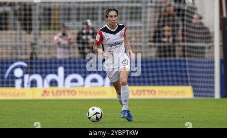 v.li.: Sara Doorsoun (Eintracht Frankfurt, 23) am Ball, Freisteller, Einzelbild, Ganzkörper, AKTION, ACTION, SPIELSZENE, DIE DFB-RICHTLINIEN UNTERSAGEN JEGLICHE NUTZUNG VON FOTOS ALS SEQUENZBILDER UND/ODER VIDEOÄHNLICHE FOTOSTRECKEN. LE NORMATIVE DFB VIETANO QUALSIASI USO DI FOTOGRAFIE COME SEQUENZE DI IMMAGINI E/O QUASI-VIDEO., 19.10.2024, Francoforte sul meno (Deutschland), Fussball, Google Pixel Frauen-Bundesliga, Eintracht Frankfurt - SV Werder Brema Foto Stock