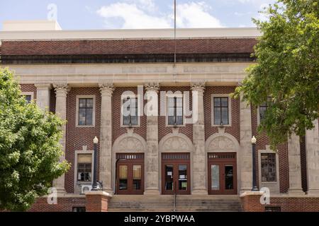 La luce del pomeriggio risplende sullo storico tribunale pubblico del centro di Marksville, Louisiana, Stati Uniti. Foto Stock