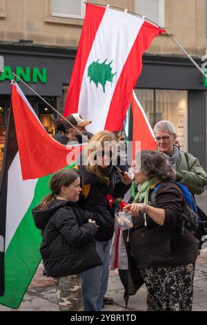 Glasgow, Scozia, Regno Unito. 19 ottobre 2024. Protesta pro palestinese fuori dalla Barclays Bank su Argyle Street. Credito R.. Gass/Alamy Live News Foto Stock