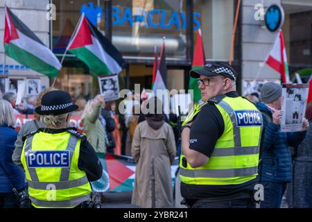 Glasgow, Scozia, Regno Unito. 19 ottobre 2024. Protesta pro palestinese fuori dalla Barclays Bank su Argyle Street. Credito R.. Gass/Alamy Live News Foto Stock