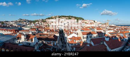 Magnifica vista sulla città vecchia di Lisbona e sul castello de Sao Jorge, visto dall'iconico Elevador de Santa Justa, Portogallo Foto Stock