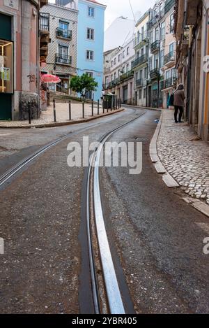 rua Poiais de Sao Bento vuota a Lisbona e binari del tram, Portogallo Foto Stock