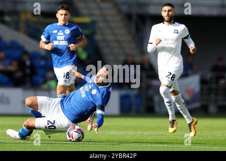 Cardiff, Regno Unito. 19 ottobre 2024. Anwar El Ghazi della città di Cardiff scivola a terra. Partita del campionato EFL Skybet, Cardiff City contro Plymouth Argyle al Cardiff City Stadium di Cardiff, Galles, sabato 19 ottobre 2024. Questa immagine può essere utilizzata solo per scopi editoriali. Solo per uso editoriale, foto di Andrew Orchard/Andrew Orchard fotografia sportiva/Alamy Live news credito: Andrew Orchard fotografia sportiva/Alamy Live News Foto Stock