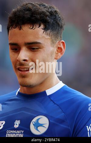 Cardiff, Regno Unito. 19 ottobre 2024. Alex Robertson della città di Cardiff guarda avanti. Partita del campionato EFL Skybet, Cardiff City contro Plymouth Argyle al Cardiff City Stadium di Cardiff, Galles, sabato 19 ottobre 2024. Questa immagine può essere utilizzata solo per scopi editoriali. Solo per uso editoriale, foto di Andrew Orchard/Andrew Orchard fotografia sportiva/Alamy Live news credito: Andrew Orchard fotografia sportiva/Alamy Live News Foto Stock