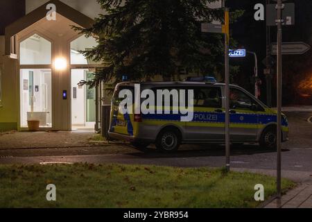 Sankt Augustin, Germania. 20 ottobre 2024. Vista di una stazione di polizia a Sankt Augustin. La Procura federale ha arrestato un sospettato sostenitore dell'organizzazione terroristica "Stato islamico” (IS) che si dice abbia pianificato un attacco all'ambasciata israeliana a Berlino. Credito: Thomas Banneyer/dpa/Alamy Live News Foto Stock