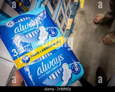 BELGRADO, SERBIA - 21 AGOSTO 2024: Sempre logo sui tamponi sanitari esposti sullo scaffale di un supermercato. Always è un marchio leader nel campo dell'igiene femminile Foto Stock