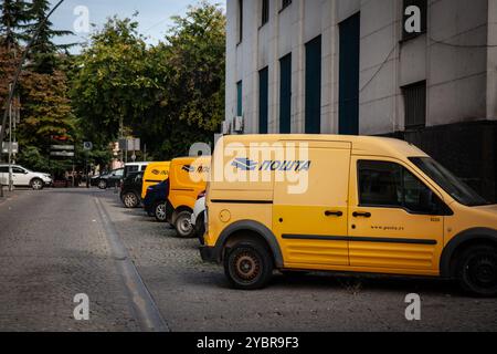 PANCEVO, SERBIA - 25 OTTOBRE 2023: Furgoni postali serbi in giallo parcheggiati a Pancevo, Serbia. Posta Srbije, o posta Serba, è la posta pubblica Foto Stock