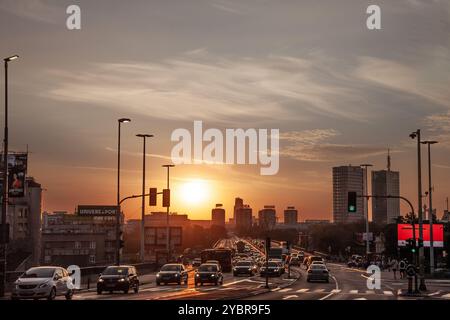 BELGRADO, SERBIA - 19 LUGLIO 2022: Ingorgo di auto e altri veicoli sul ponte di Brankov MOST durante l'ora di punta, sotto forte inquinamento, durante il tramonto. Essere Foto Stock