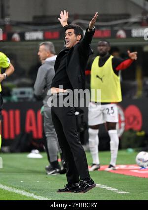 Milano, Italia. 19 ottobre 2024. L'allenatore dell'AC Milan Paulo Fonseca reagisce durante una partita di serie A tra l'AC Milan e l'Udinese a Milano, in Italia, 19 ottobre 2024. Crediti: Alberto Lingria/Xinhua/Alamy Live News Foto Stock