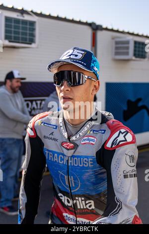 Phillip Island, Victoria, Australia. 20 ottobre 2024. RAUL FERNANDEZ (25), pilota della MotoGP Trackhouse Racing, cammina verso il garage pronto per il riscaldamento mattutino di domenica al Qatar Airways Australian Motorcycle Grand Prix 2024. (Credit Image: © James Forrester/ZUMA Press Wire) SOLO PER USO EDITORIALE! Non per USO commerciale! Foto Stock