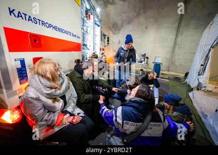 Jena, Germania. 20 ottobre 2024. Nello scenario dell'avvistamento, i cappellani si prendono cura delle persone salvate. Esercitazione importante nel tunnel di Jagdberg sulla A4 tra gli svincoli "Bucha" e "Jena-Göschwitz" nella notte del 19/20 ottobre 2024. Nell'esercitazione sono coinvolti circa 200 vigili del fuoco, agenti di protezione civile e agenti di polizia della superstrada. Crediti: Jacob Schröter/dpa/Alamy Live News Foto Stock