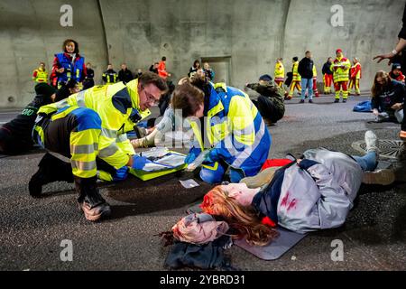 Jena, Germania. 20 ottobre 2024. Nello scenario "triage", i servizi di emergenza classificano le vittime in base alla loro priorità di trattamento. Esercitazione su larga scala nel tunnel Jagdberg sulla A4 tra gli svincoli "Bucha" e "Jena-Göschwitz" nella notte del 19/20 ottobre 2024. Nell'esercitazione sono coinvolti circa 200 servizi di emergenza dei vigili del fuoco, del controllo dei disastri e della polizia della superstrada. Crediti: Jacob Schröter/dpa/Alamy Live News Foto Stock