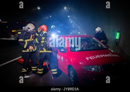 Jena, Germania. 20 ottobre 2024. In uno scenario di ingorgo, i vigili del fuoco cercano le persone e le spostano nella metropolitana vicina. Due feriti sono stati scoperti in un veicolo. Esercitazione importante nel tunnel di Jagdberg sulla A4 tra gli svincoli "Bucha" e "Jena-Göschwitz" nella notte del 19/20 ottobre 2024. Nell'esercitazione sono coinvolti circa 200 vigili del fuoco, protezione civile e polizia autostradale. Crediti: Jacob Schröter/dpa/Alamy Live News Foto Stock