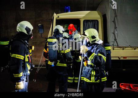 Jena, Germania. 20 ottobre 2024. In uno scenario di ingorgo, i vigili del fuoco cercano le persone e le spostano nella metropolitana vicina. Due feriti sono stati scoperti in un veicolo. Esercitazione importante nel tunnel di Jagdberg sulla A4 tra gli svincoli "Bucha" e "Jena-Göschwitz" nella notte del 19/20 ottobre 2024. Nell'esercitazione sono coinvolti circa 200 vigili del fuoco, protezione civile e polizia autostradale. Crediti: Jacob Schröter/dpa/Alamy Live News Foto Stock