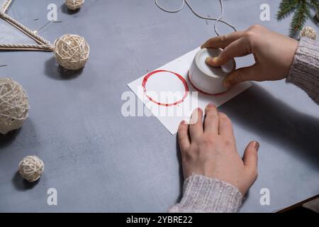 Palle di Natale regalo idea di Natale. Fai da te istruzioni cartolina decoro ecocompatibile. Fare a mano presenta i progetti fai da te per bambini. Vacanze in famiglia. Attività creativa Foto Stock