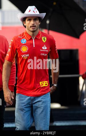 Austin, Texas, Stati Uniti. 19 ottobre 2024: Carlos Sainz (55) con la Scuderia Ferrari HP Team entra nel paddock del Gran Premio degli Stati Uniti di Formula 1 Pirelli, circuito delle Americhe. Austin, Texas. Mario Cantu/CSM credito: Cal Sport Media/Alamy Live News Foto Stock