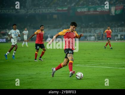 Kolkata, India. 20 ottobre 2024. Mohun Bagan Super Giant Beat East Bengal FC di 2-0 nel Kolkata Derby di ISL 2024-25 il 19 ottobre 2024. I marcatori sono Jamie Maclaren e Dimitri Petratos(P) per MBSG. Diversi momenti d'azione della partita. (Foto di Amlan Biswas/Pacific Press) credito: Pacific Press Media Production Corp./Alamy Live News Foto Stock