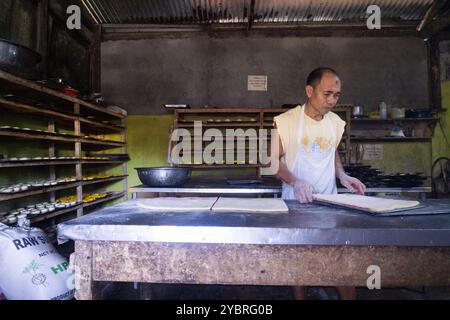 Oriental Mindoro, Filippine. Piccola fabbrica di biscotti che serve la comunità locale Foto Stock