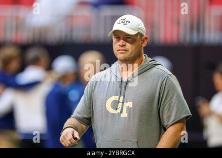 Atlanta, Georgia. 19 ottobre 2024. Brent Key, capo-allenatore della Georgia Tech, prima della partita di football della NCAA con i Notre Dame Fighting Irish e i Georgia Tech Yellow Jackets, giocata al Mercedes Benz Stadium di Atlanta, Georgia. Notre Dame sconfigge Georgia Tech, 31-13. Cecil Copeland/CSM/Alamy Live News Foto Stock