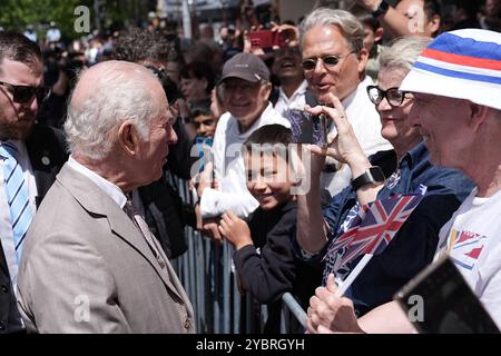 Re Carlo III incontra un membro del pubblico in una passeggiata a seguito di un evento per celebrare il bicentenario del Consiglio legislativo del nuovo Galles del Sud, alla nuova sede del Parlamento del Galles del Sud, a Sydney, il primo giorno della sua visita in Australia e Samoa. Data foto: Domenica 20 ottobre 2024. Foto Stock