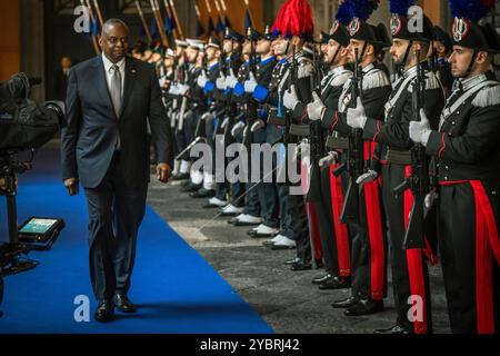 Il Segretario alla difesa Lloyd J. Austin III arriva a Napoli, Italia, 19 ottobre 2024 per partecipare al primo incontro dei Ministri della difesa del G7 e incontrare il Ministro della difesa italiano Guido Crosetto. (Foto DoD di Chad J. McNeeley) Foto Stock