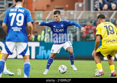 Como, Italia. 19 ottobre 2024. Gabriel Strefezza (Como) calcio: Partita italiana di serie A Enilive tra Como 1907 1-1 Parma calcio 1913 allo Stadio Giuseppe Sinigaglia di Como. Crediti: Mutsu Kawamori/AFLO/Alamy Live News Foto Stock