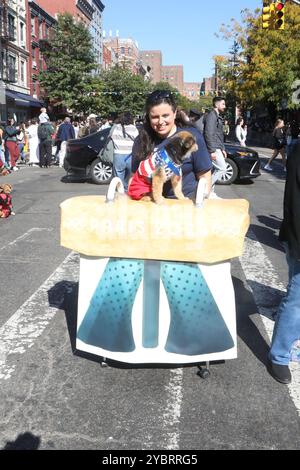 New York, Stati Uniti. 19 ottobre 2024. Dog in costume olimpico Tompkins Square Halloween Dog Parade 2024 tenutasi al Tompkins Square Park di New York, NY il 19 ottobre 2024 (foto di Udo Salters Photography/SIPA USA). Crediti: SIPA USA/Alamy Live News Foto Stock