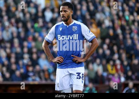 Bradford, Regno Unito. 19 ottobre 2024. Valley Parade, Bradford, Inghilterra, 19 ottobre 2024: Thimotée Dieng (38 Gillingham) durante la partita EFL Sky Bet League Two tra Bradford City e Gillingham alla Valley Parade a Bradford, Inghilterra, il 19 ottobre 2024. (Sean Chandler/SPP) credito: Foto SPP Sport Press. /Alamy Live News Foto Stock