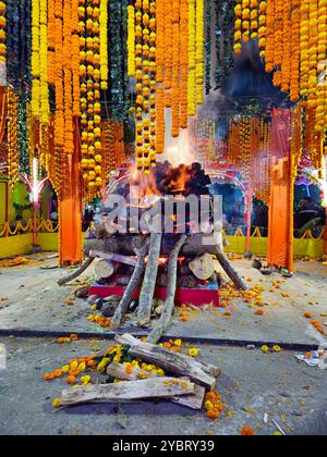 Bhadrak, Odisha, India, 17 gennaio 2024: Vishwa Shanti Maha Yagya vicino al tempio del villaggio locale. Yajna nell'induismo è un rituale fatto di fronte a un fuoco sacro. Foto Stock