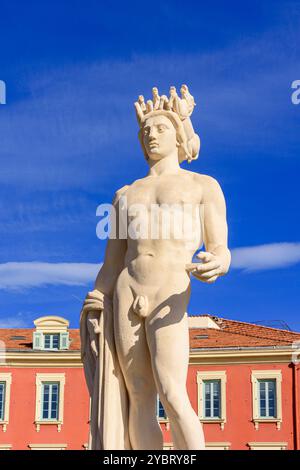 Fontaine du Soleil con una statua centrale di Apollo, Place Masséna, Nizza, Provence-Alpes-Côte d'Azur, Alpes-Maritimes, Francia Foto Stock