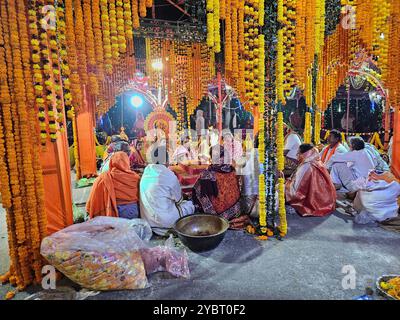 Bhadrak, Odisha, India, 17 gennaio 2024: Vishwa Shanti Maha Yagya vicino al tempio del villaggio locale. Yajna nell'induismo è un rituale fatto di fronte a un fuoco sacro. Foto Stock