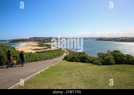 Vista dall'area di Nobbys Head con Nobbys Beach sulla sinistra e Macquarie Pier e Port Hunter sulla destra, Newcastle, NSW, Australia. Credito: Richa Foto Stock