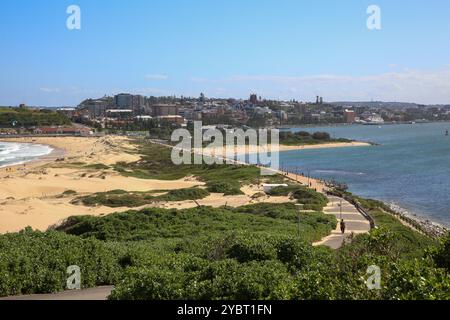 Vista dall'area di Nobbys Head con Nobbys Beach sulla sinistra e Macquarie Pier e Port Hunter sulla destra, Newcastle, NSW, Australia. Credito: Richa Foto Stock