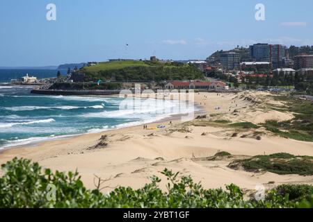 Vista dall'area di Nobbys Head verso Nobbys Beach, Newcastle, NSW, Australia. Crediti: Richard Milnes/Alamy Foto Stock