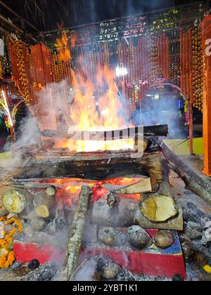 Bhadrak, Odisha, India, 17 gennaio 2024: Vishwa Shanti Maha Yagya vicino al tempio del villaggio locale. Yajna nell'induismo è un rituale fatto di fronte a un fuoco sacro. Foto Stock