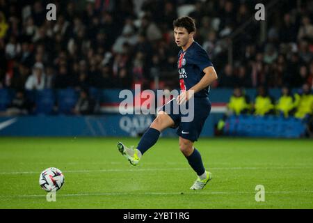 Parigi, Francia. 19 ottobre 2024. Joao Neves del PSG durante il campionato francese di Ligue 1 tra Paris Saint-Germain e RC Strasburgo il 19 ottobre 2024 allo stadio Parc des Princes di Parigi, Francia - foto Jean Catuffe/DPPI credito: DPPI Media/Alamy Live News Foto Stock