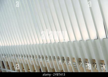 New York City, USA, 24 giugno 2018: Vista interna del World Trade Center Transportation Hub o Oculus progettato da Santiago Calatrava Architect. Situato Foto Stock