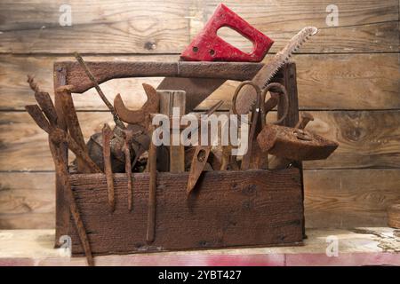 Vecchia scatola di legno con attrezzi per carpentiere artigiano Foto Stock