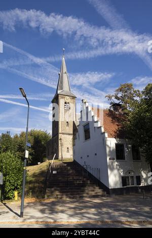 La chiesa di Willibrord nel villaggio olandese Nederhorst den berg fu costruita nel XII secolo su una collina di sabbia naturale che fu creata durante l'ultimo Foto Stock