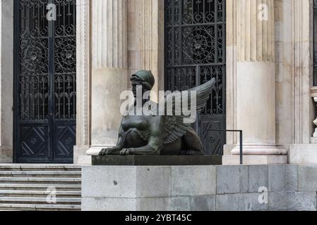 Madrid, Spagna, 16 ottobre 2021: Sfinge di bronzo nel Museo Nazionale di Archeologia di Madrid in via Serrano, Europa Foto Stock