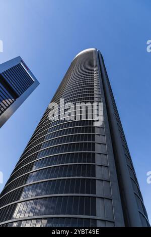 Madrid, Spagna, 7 febbraio 2021: Vista ad angolo basso dei grattacieli nel distretto finanziario di Cuatro Torres. Concetto di economia e finanza, Europa Foto Stock