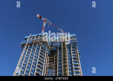 Madrid, Spagna, 14 febbraio 2021: Vista ad angolo basso delle Torri del Colon in fase di ristrutturazione. Concetto di Energy Building quasi zero, Europa Foto Stock